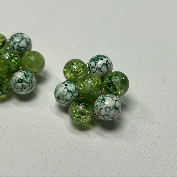 VINTAGE Green and White Beaded Cluster Clip On Earrings - Picture 2 of 9